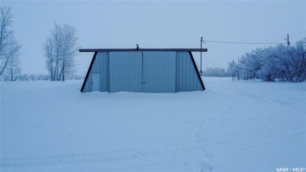 Main Photo: 301 Bison Avenue in Francis: Commercial for sale : MLS®# SK917433