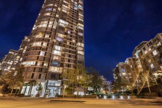 Photo 1: 2301 1033 MARINASIDE Crescent in Vancouver: Yaletown Condo for sale in "QUAY WEST" (Vancouver West)  : MLS®# R2373254