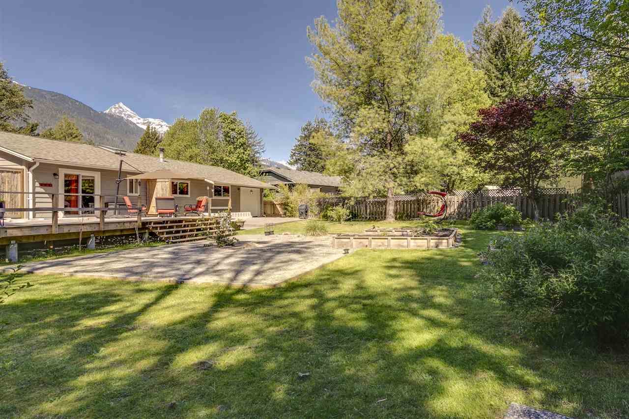 Main Photo: 41852 GOVERNMENT Road in Squamish: Brackendale House for sale in "Brackendale" : MLS®# R2368002