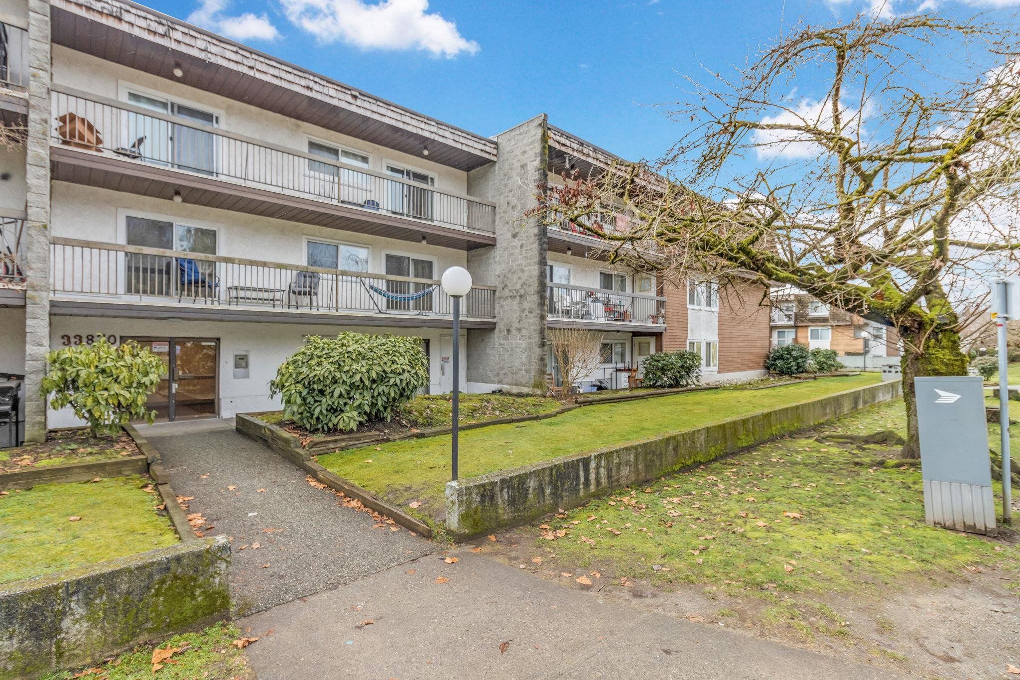 Main Photo: 201 33870 FERN Street in Abbotsford: Central Abbotsford Condo for sale : MLS®# R2660019