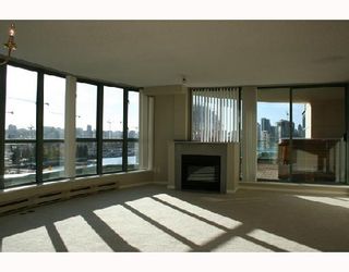 Photo 3: 706 1188 QUEBEC Street in Vancouver: Mount Pleasant VE Condo for sale in "CITYGATE" (Vancouver East)  : MLS®# V675799