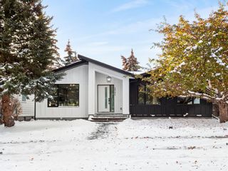Photo 1: 2731 Conrad Drive NW in Calgary: Charleswood Detached for sale : MLS®# A2018162