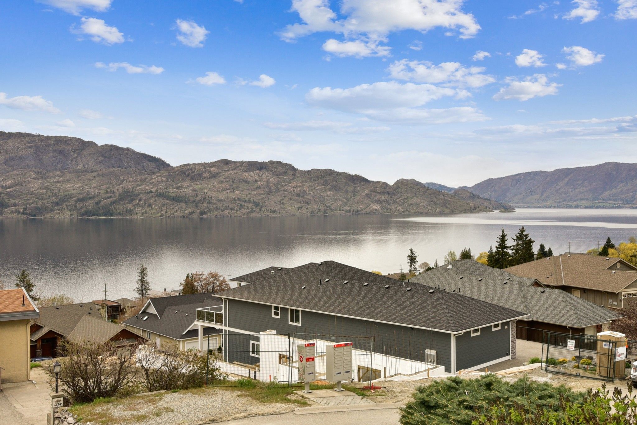 Main Photo: 3726 Lornell Crescent in Peachland: House  : MLS®# 10270302