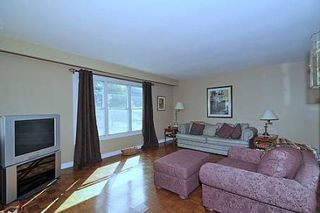 Photo 2: 10 Sir Bodwin Place in Markham: House (Bungalow) for sale (N11: LOCUST HIL)  : MLS®# N1949171