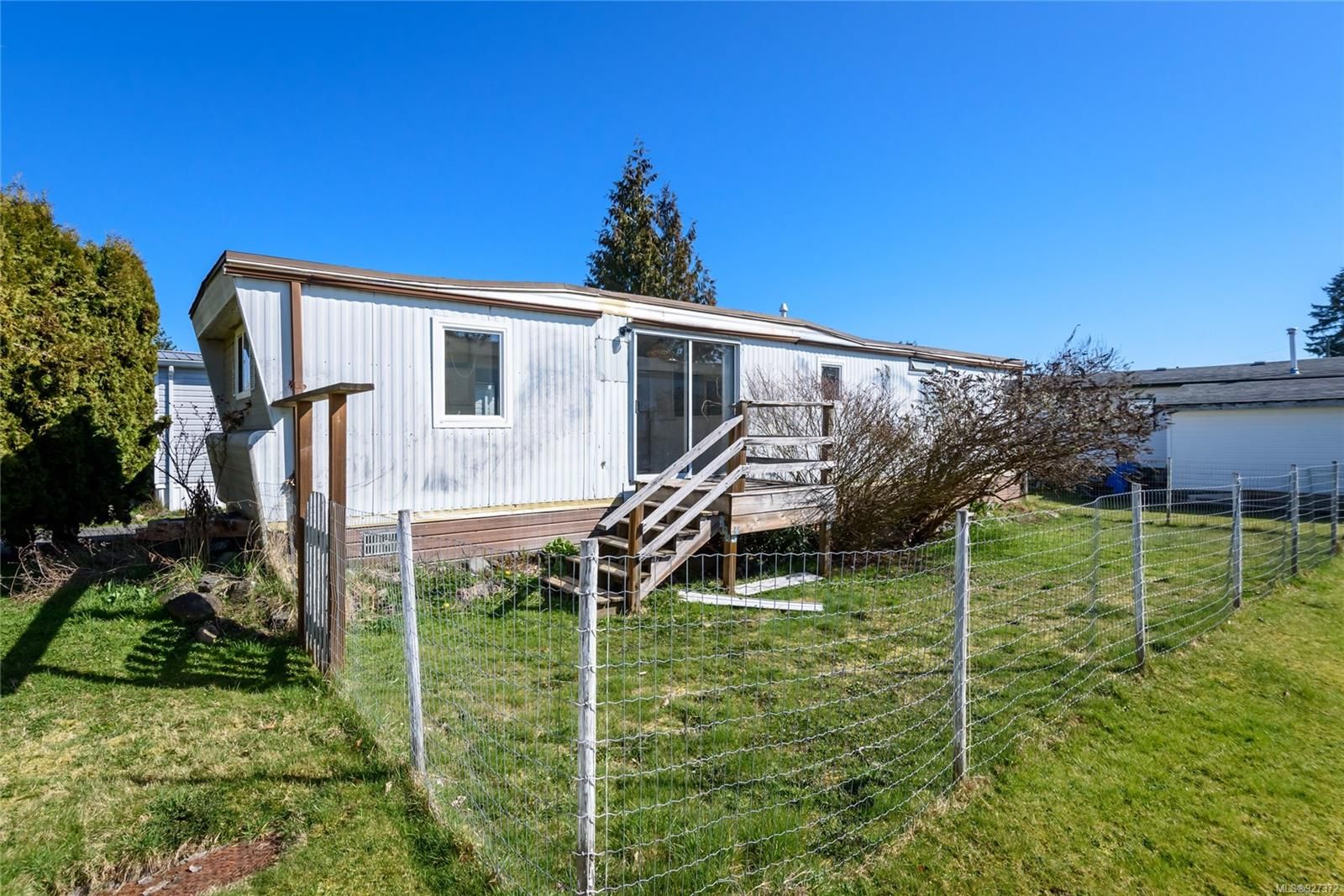 Main Photo: 4 1180 Edgett Rd in Courtenay: CV Courtenay City Manufactured Home for sale (Comox Valley)  : MLS®# 927372