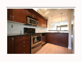 Photo 4: 17 6888 RUMBLE Street in Burnaby: South Slope Townhouse for sale in "CANYON WOODS" (Burnaby South)  : MLS®# V816119