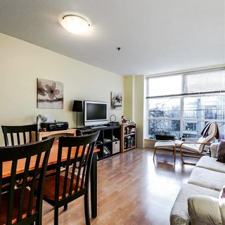 Photo 2: 305 3168 LAUREL Street in Vancouver: Fairview VW Condo for sale (Vancouver West)  : MLS®# R2144691