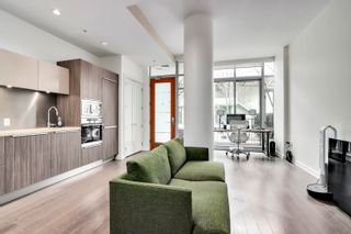 Photo 4: 8 ATHLETES Way in Vancouver: False Creek Condo for sale in "KAYAK AT THE VILLAGE" (Vancouver West)  : MLS®# R2758074