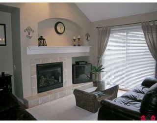 Photo 2: 17097 64TH Ave in Surrey: Cloverdale BC Townhouse for sale in "The Kentucky" (Cloverdale)  : MLS®# F2704470