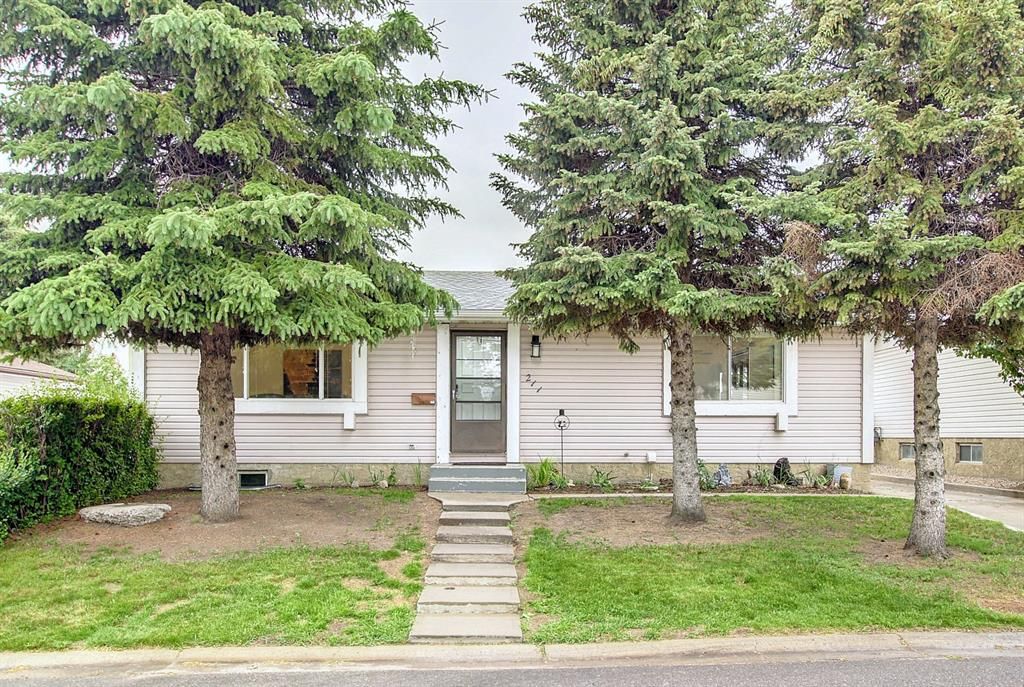 Main Photo: 211 Lynnbrook Close SE in Calgary: Ogden Detached for sale : MLS®# A1242445