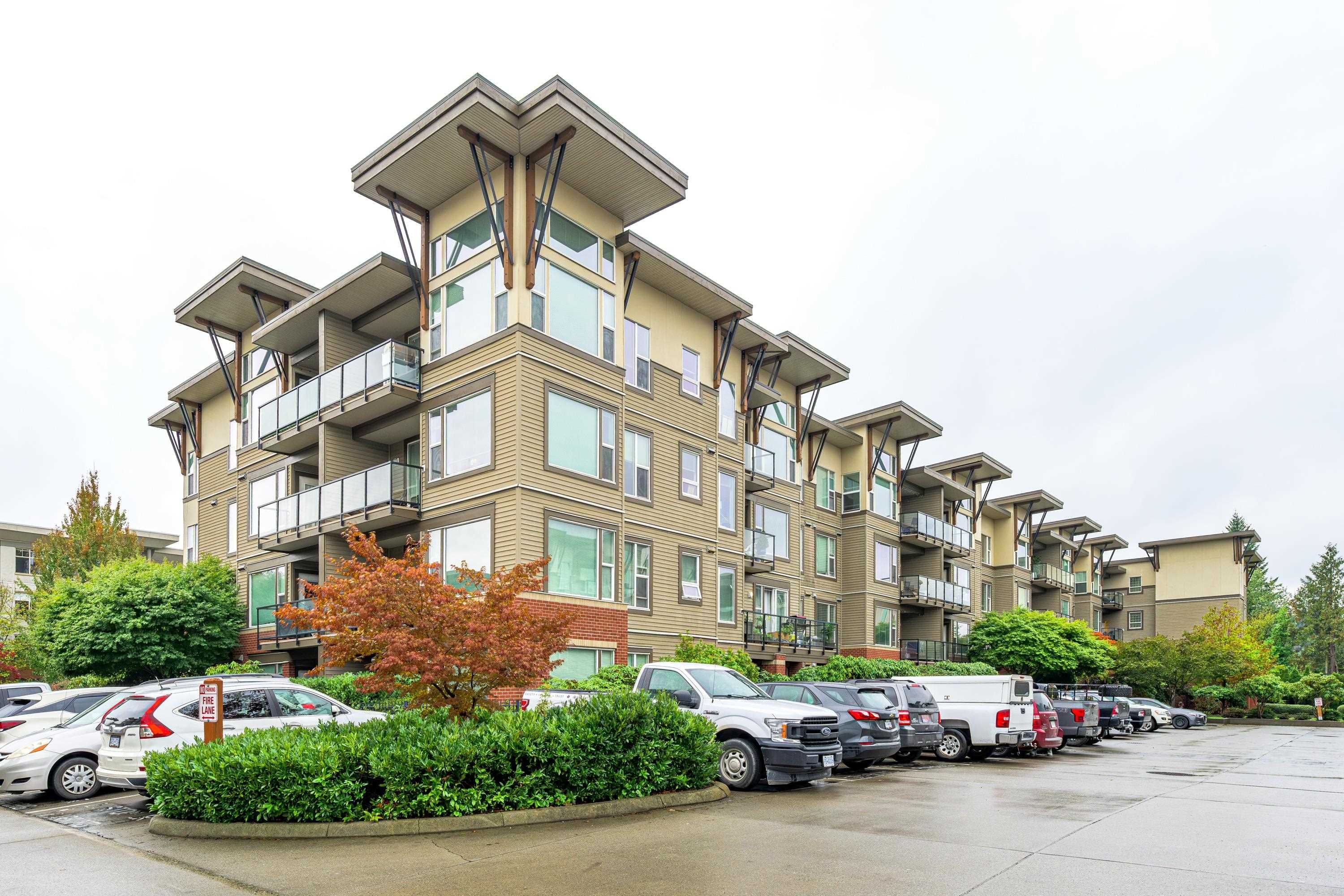 -One of the best perks of living at The Crossing is the high walkability score to cafes, shopping, dinning, parks, and so much more. You won't need a gym membership as this complex comes with an exercise room. This unit is close to schools and transit.