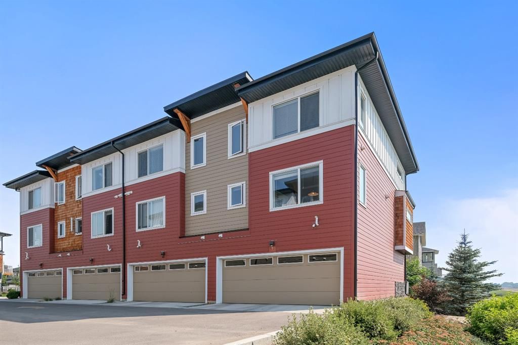 Main Photo: 43 111 Rainbow Falls Gate: Chestermere Row/Townhouse for sale : MLS®# A1132363
