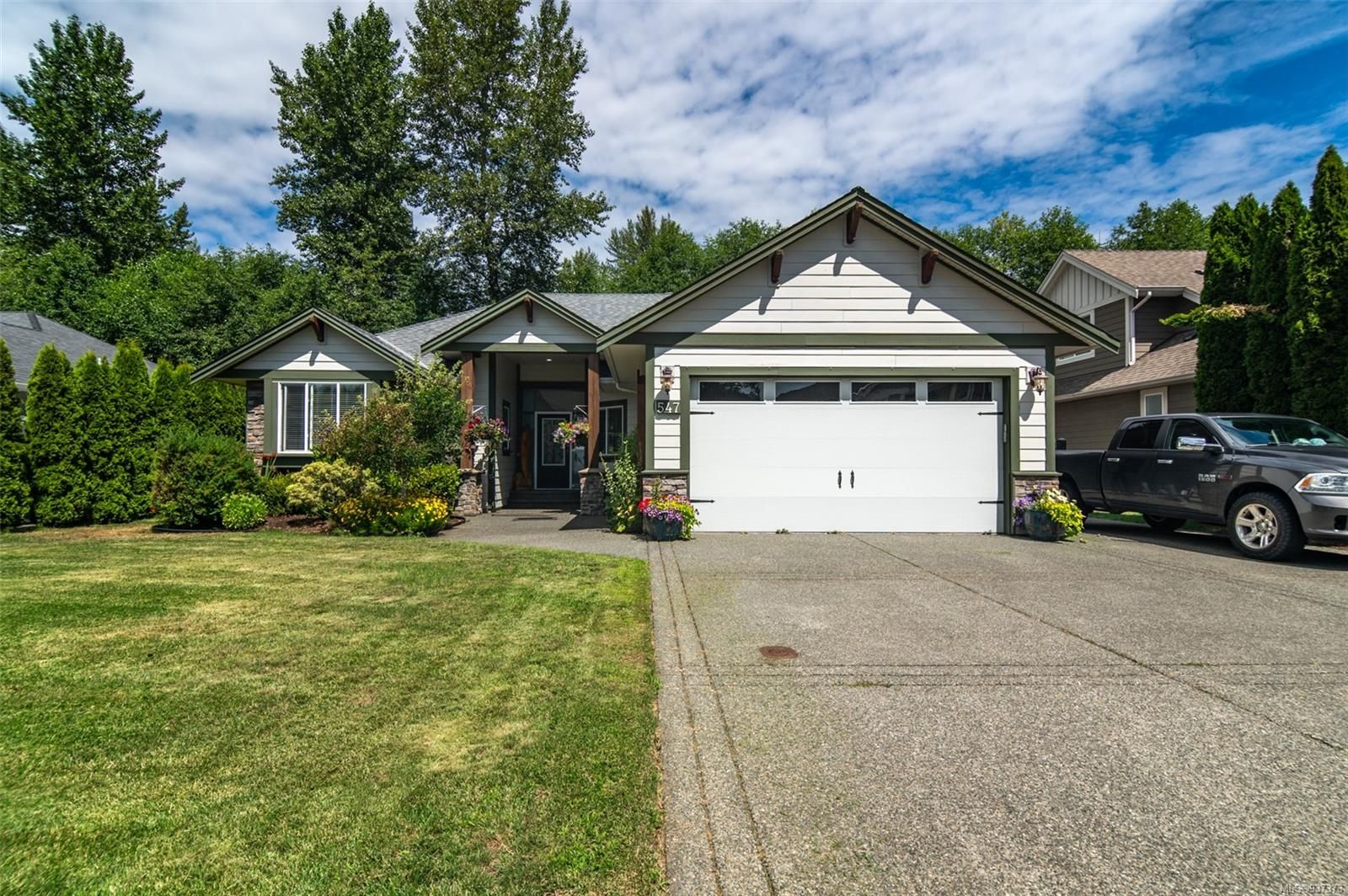 Main Photo: 547 Edgewood Dr in Campbell River: CR Campbell River Central House for sale : MLS®# 937373