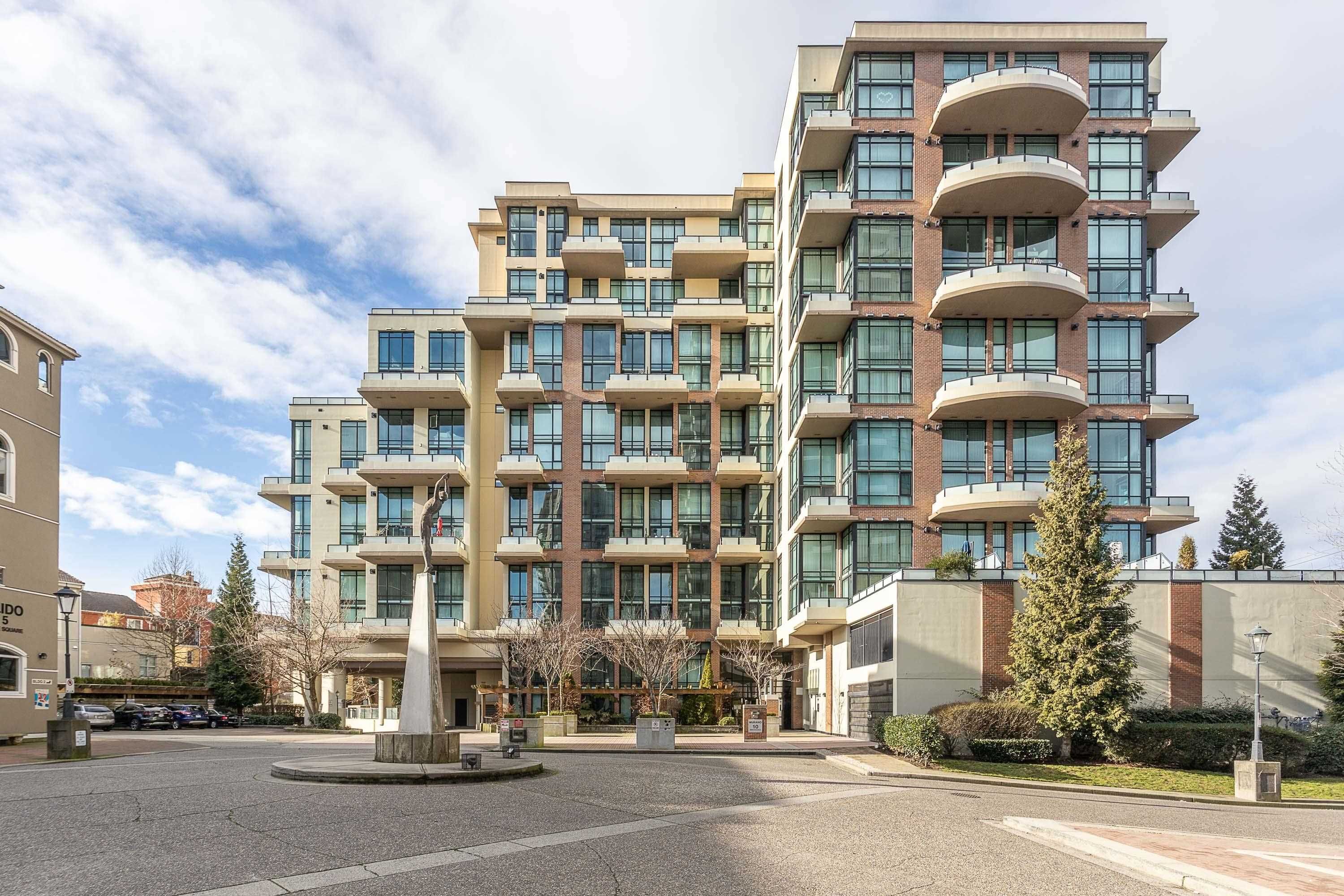 Main Photo: 424 10 RENAISSANCE Square in New Westminster: Quay Condo for sale in "The Murano East" : MLS®# R2736057
