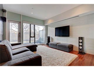 Photo 2: 105 414 MEREDITH Road NE in Calgary: Crescent Heights Condo for sale : MLS®# C4050218