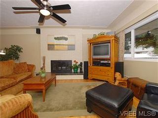 Photo 2: 104 Burnett Rd in VICTORIA: VR View Royal House for sale (View Royal)  : MLS®# 573220