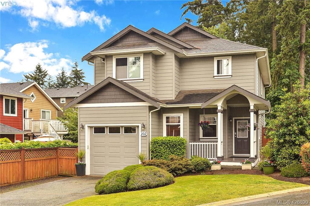Main Photo: 102 Stoneridge Close in VICTORIA: VR Hospital House for sale (View Royal)  : MLS®# 841008