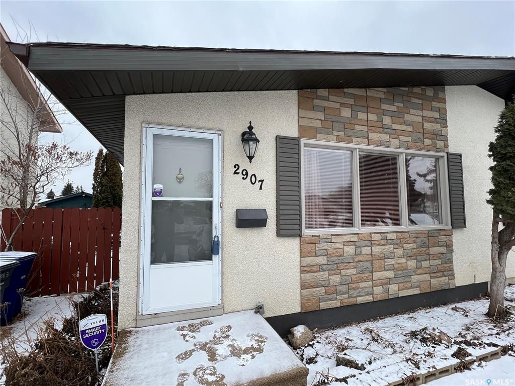 Main Photo: 2907 33rd Street West in Saskatoon: Massey Place Residential for sale : MLS®# SK890776
