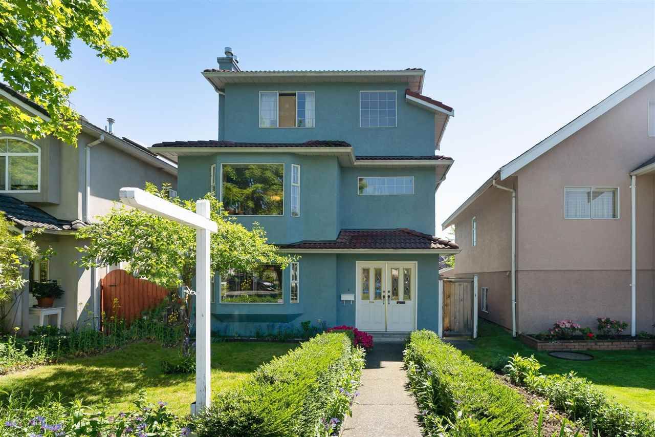 Main Photo: 2564 ADANAC Street in Vancouver: Renfrew VE House for sale (Vancouver East)  : MLS®# R2592836