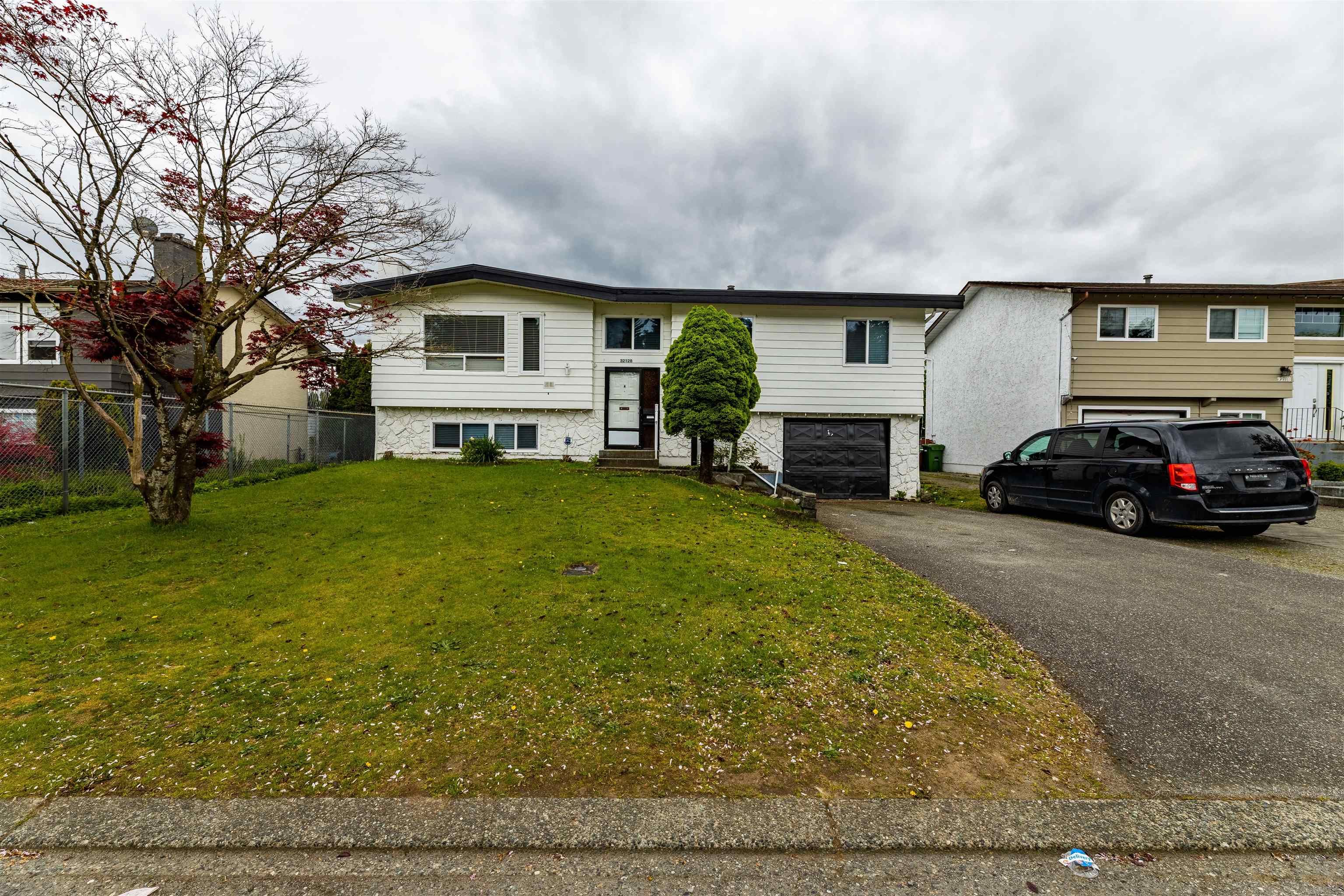 Main Photo: 32128 ASTORIA Crescent in Abbotsford: Abbotsford West House for sale : MLS®# R2688624