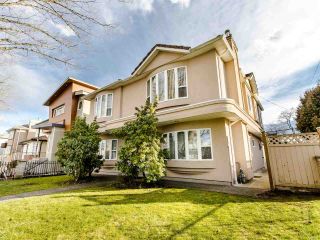 Photo 3: 2208 E 43RD Avenue in Vancouver: Killarney VE House for sale (Vancouver East)  : MLS®# R2437470