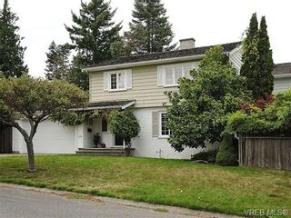 Photo 1: 2320 Hollyhill Pl in VICTORIA: SE Arbutus Half Duplex for sale (Saanich East)  : MLS®# 652006