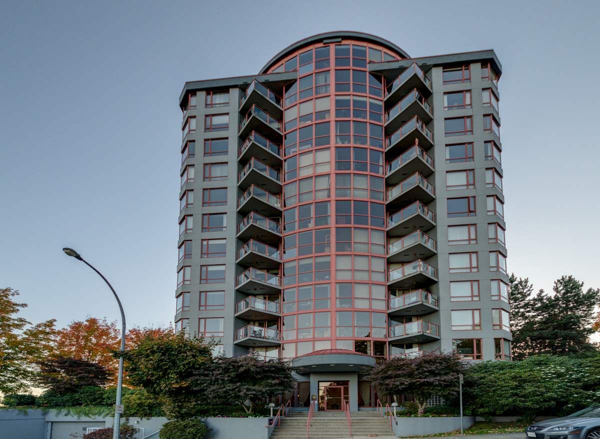 Main Photo: 1104 38 LEOPOLD Place in New Westminster: Downtown NW Condo for sale in "EAGLE CREST" : MLS®# R2329385