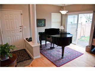 Photo 2: 33 1290 AMAZON Drive in Port Coquitlam: Riverwood Townhouse for sale in "CALLAWAY GREEN" : MLS®# V994401