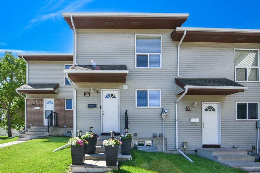 Main Photo: 32 64 Whitnel Court NE in Calgary: Whitehorn Row/Townhouse for sale : MLS®# A1234045