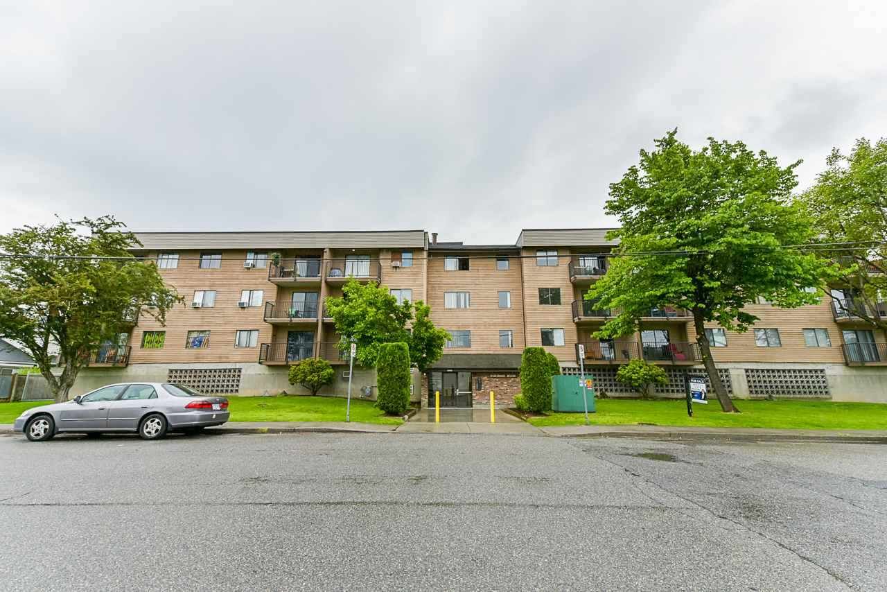 Main Photo: 304 9282 HAZEL Street in Chilliwack: Chilliwack E Young-Yale Condo for sale in "Hazelwood" : MLS®# R2411554
