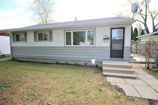Photo 1: 142 Danbury Bay in Winnipeg: Crestview Residential for sale (5H)  : MLS®# 202112843