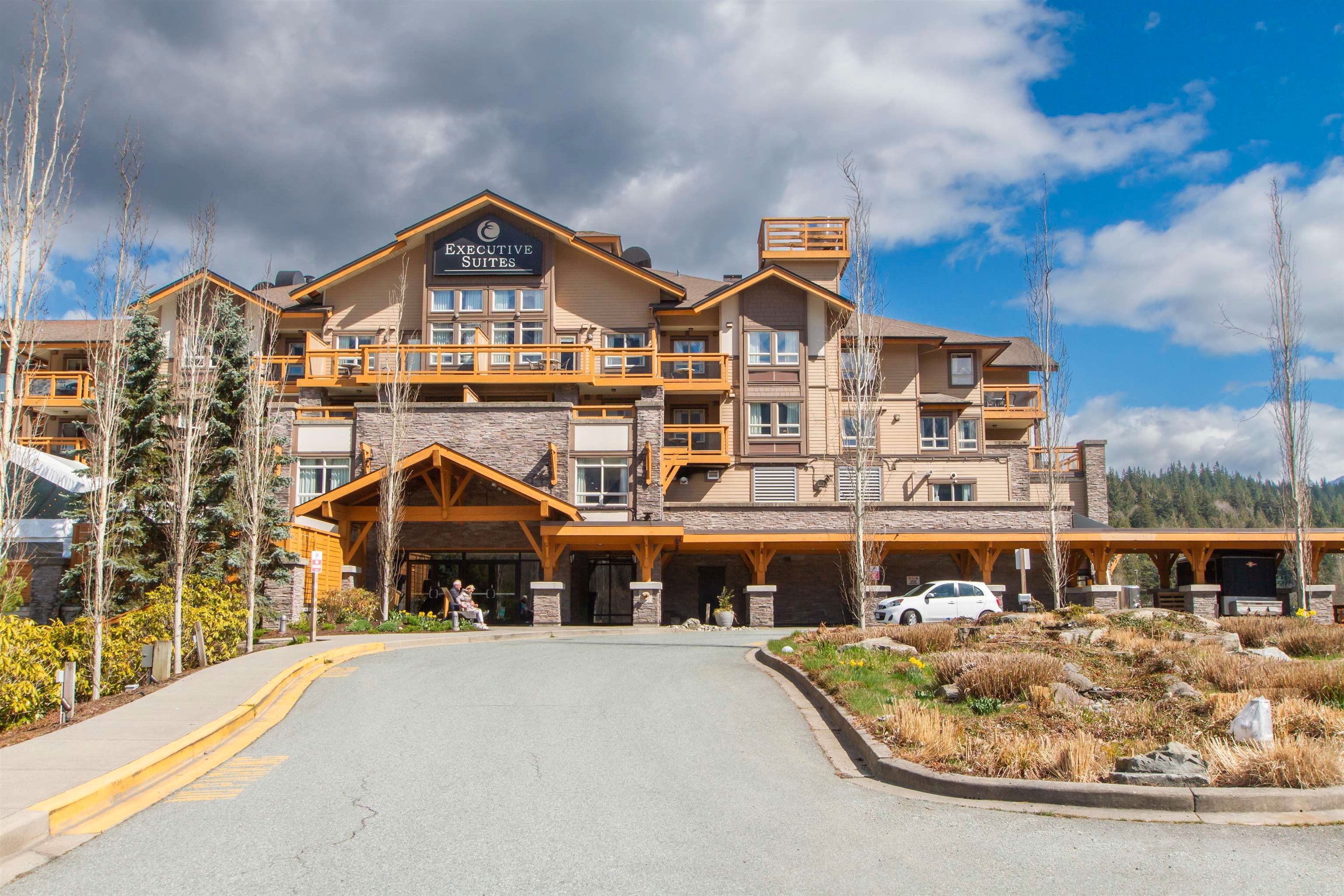 Main Photo: 322 40900 TANTALUS Road in Squamish: Tantalus Condo for sale in "EXECUTIVE SUITES HOTEL AND RESORT" : MLS®# R2768406