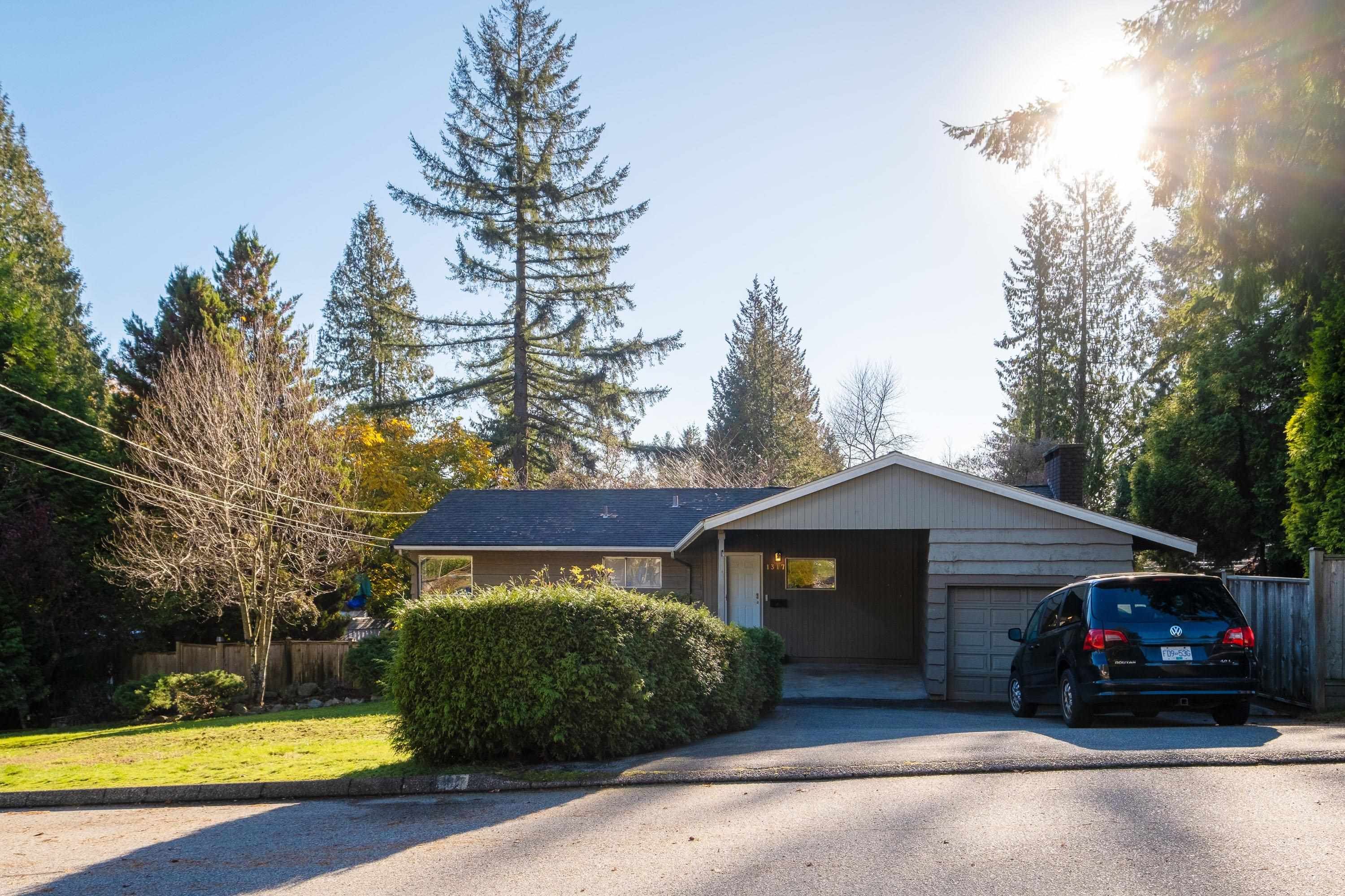 Main Photo: 1317 E 17TH Street in North Vancouver: Westlynn House for sale : MLS®# R2833747