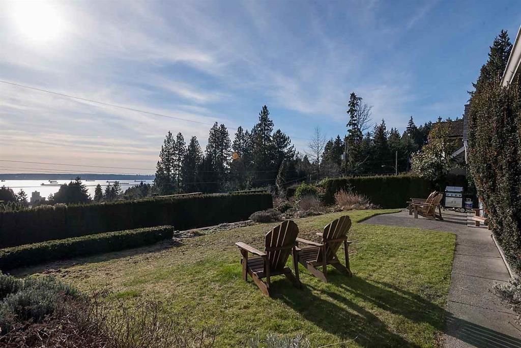 Main Photo: 1855 ROSEBERRY Avenue in WEST VANCOUVER: Queens House for sale (West Vancouver)  : MLS®# R2136836