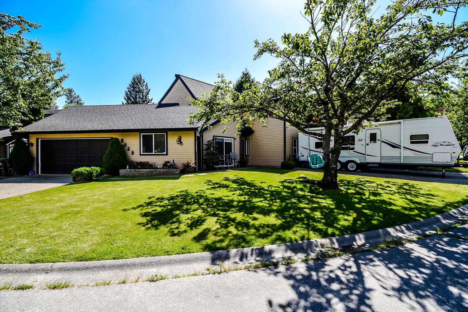 Main Photo: 6059 BROOKS Crescent in Surrey: Cloverdale BC House for sale (Cloverdale)  : MLS®# R2377690
