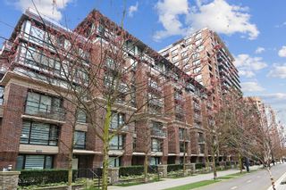 Photo 2: 1050 RICHARDS Street in Vancouver: Yaletown Townhouse for sale in "RICHARDS LIVING" (Vancouver West)  : MLS®# R2674390