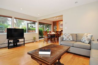 Photo 2: 720 WESTVIEW Crescent in North Vancouver: Central Lonsdale Condo for sale in "Cypress Gardens" : MLS®# R2370300