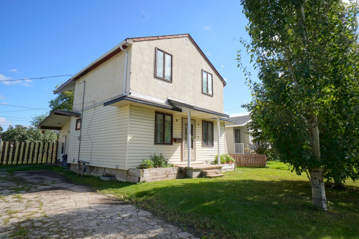 Main Photo: 622 Royal Road N in Portage la Prairie: House for sale : MLS®# 202222398