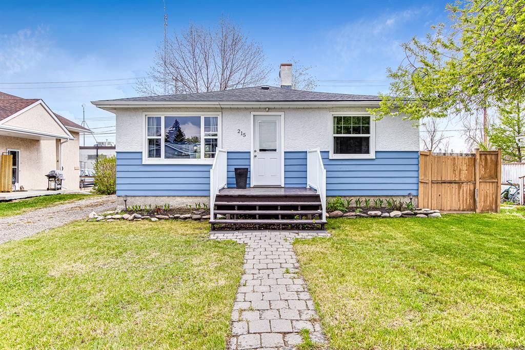 Main Photo: 215 1 Avenue: Strathmore Detached for sale : MLS®# A2047894