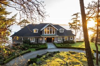 Photo 2: 2600 Queenswood Dr in Saanich: SE Queenswood Single Family Residence for sale (Saanich East)  : MLS®# 955931
