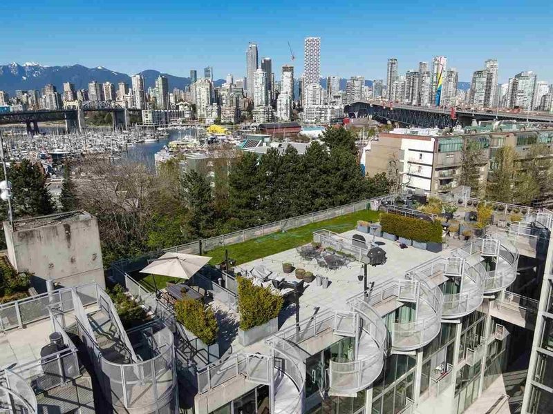 FEATURED LISTING: 513 - 1540 2ND Avenue West Vancouver
