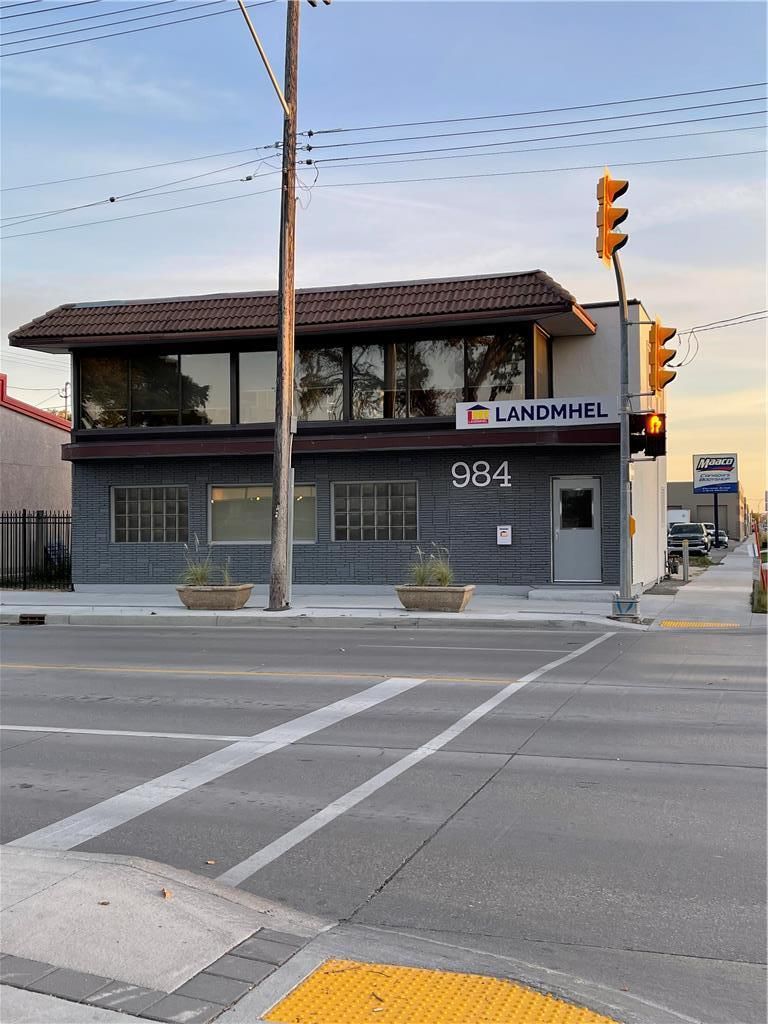 Main Photo: 984 Sargent Avenue in Winnipeg: Office for sale or rent : MLS®# 202300466