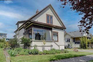 Photo 1: 812 Wollaston St in Esquimalt: Es Old Esquimalt House for sale : MLS®# 875504