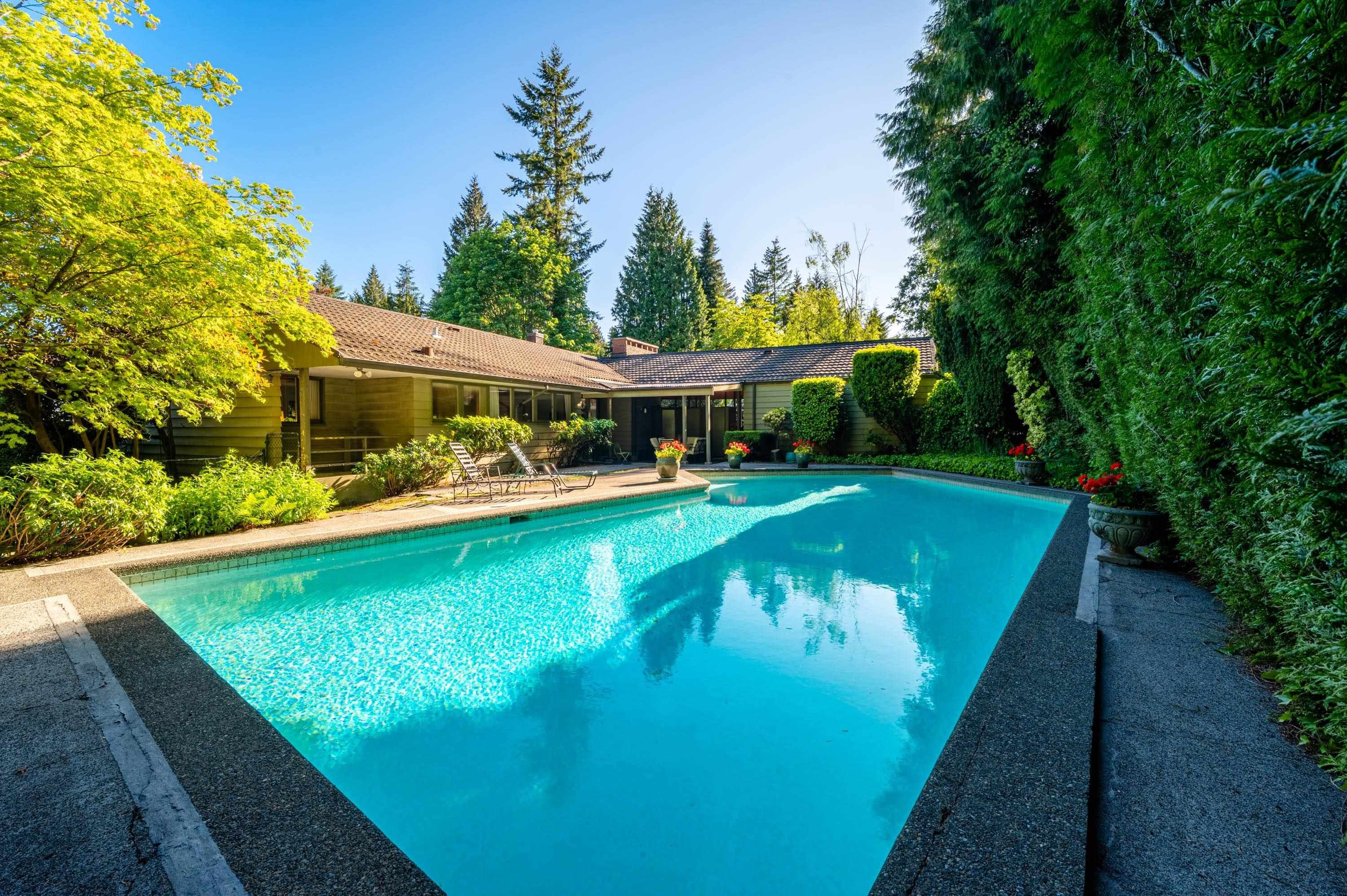 Main Photo: 547 HADDEN Drive in West Vancouver: British Properties House for sale : MLS®# R2785151