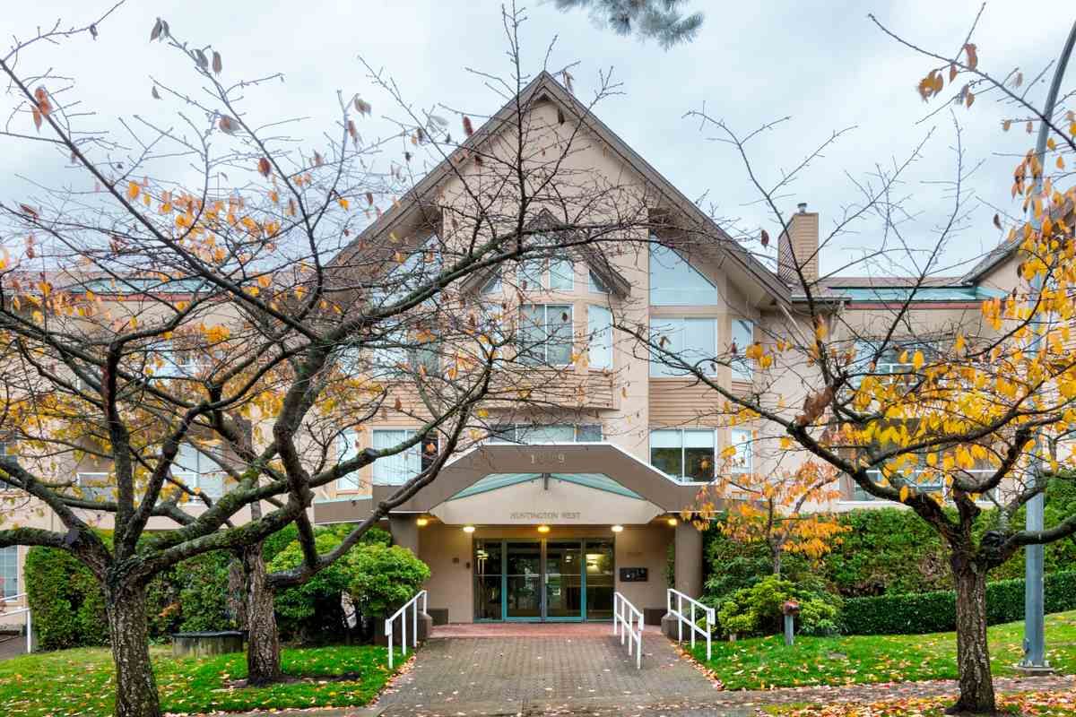 Main Photo: 304 1009 HOWAY Street in New Westminster: Uptown NW Condo for sale in "HUNTINGTON WEST" : MLS®# R2222732