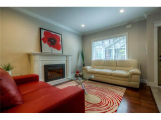 Photo 2: 112 3333 DEWDNEY TRUNK Road in Port Moody: Port Moody Centre Townhouse for sale in "Centre-Point" : MLS®# V1043145