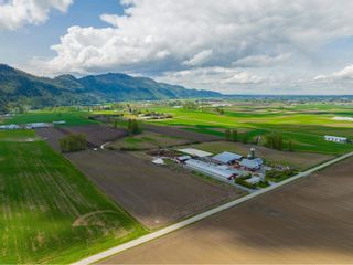 Photo 1: 39464 WELLS LINE ROAD in Abbotsford: House for sale : MLS®# R2835095