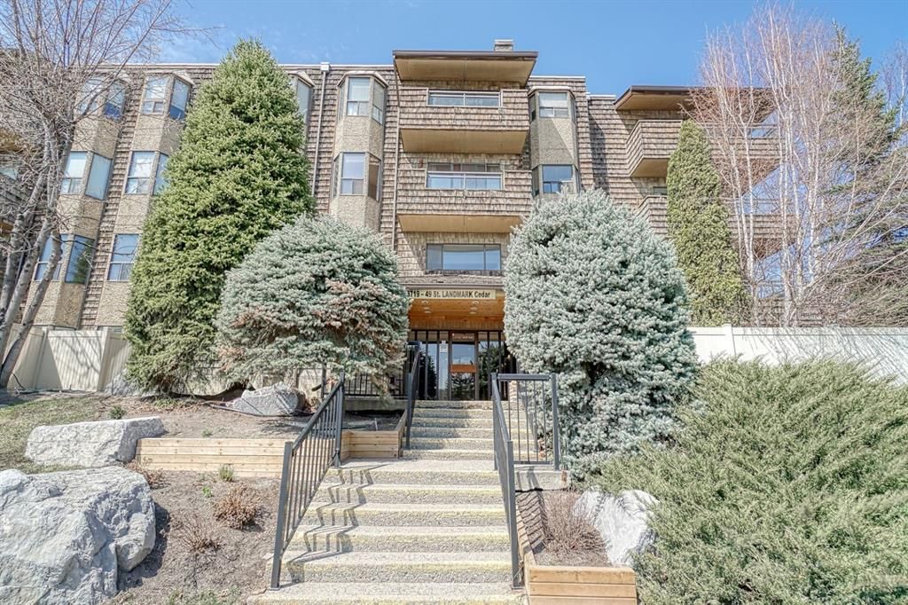 Main Photo: 204 3719C 49 Street NW in Calgary: Varsity Apartment for sale : MLS®# A1214158