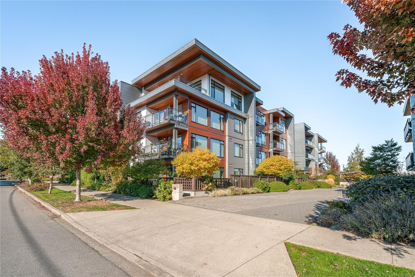 Main Photo: 407 3815 Rowland Ave in Saanich: SW Glanford Condo for sale (Saanich West)  : MLS®# 948378