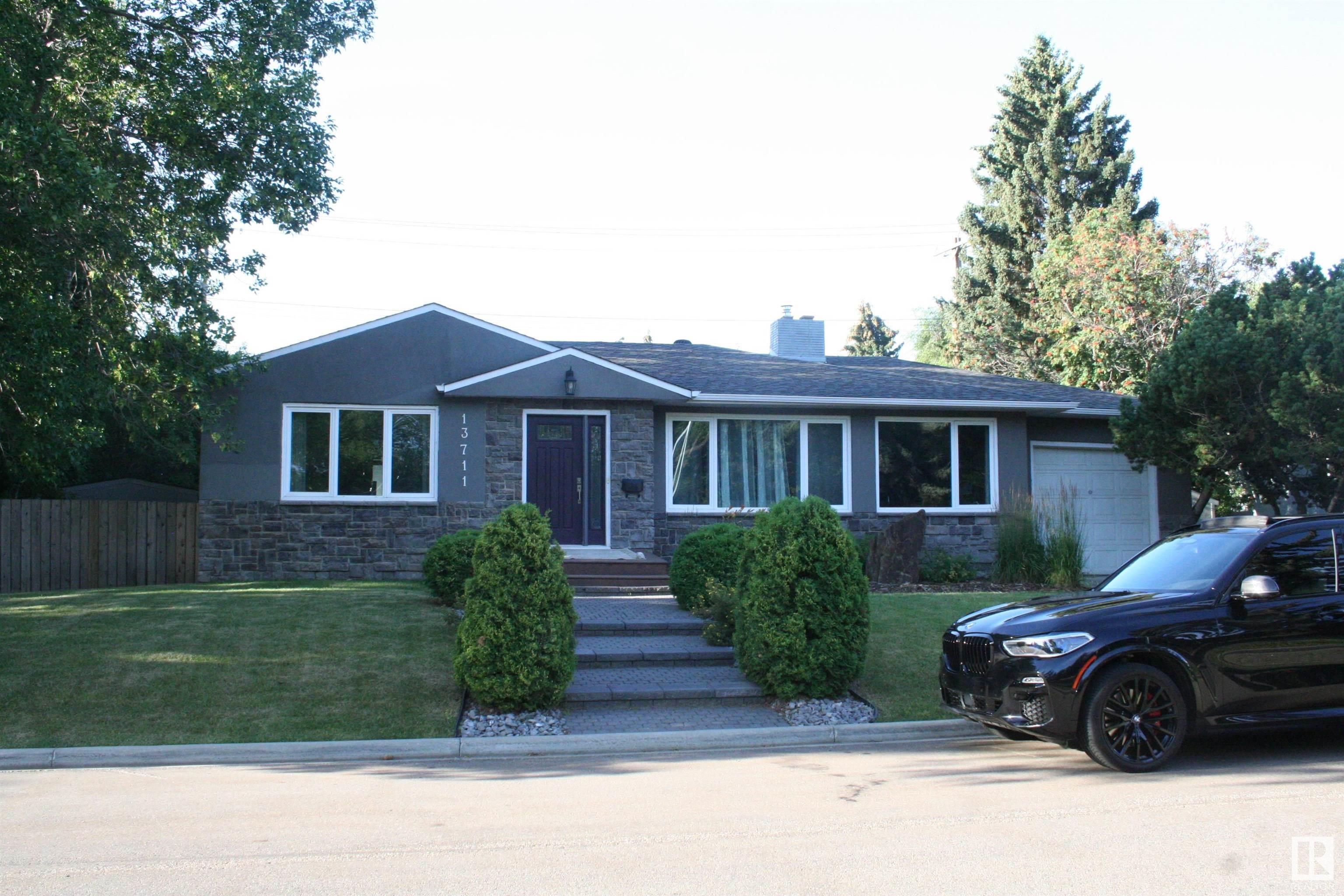 Main Photo: 13711 102 Avenue in Edmonton: Zone 11 House for sale : MLS®# E4323031